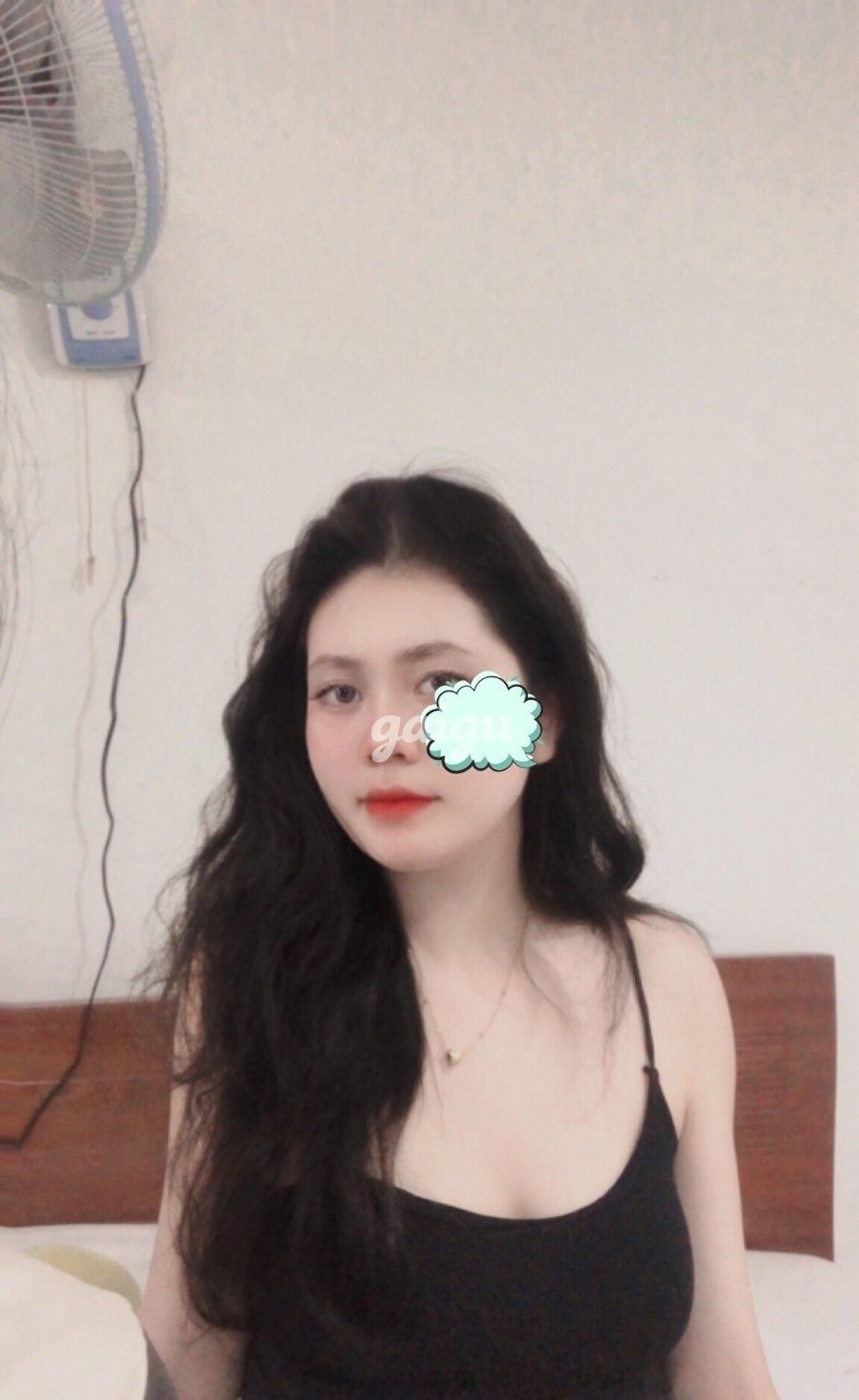 GÁI TEEN CỰC XINH HUYỀN DIỆU 2K5_RẤT ĐÁNG YÊU_DA TRẮNG_VÚ CỰC ĐẸP