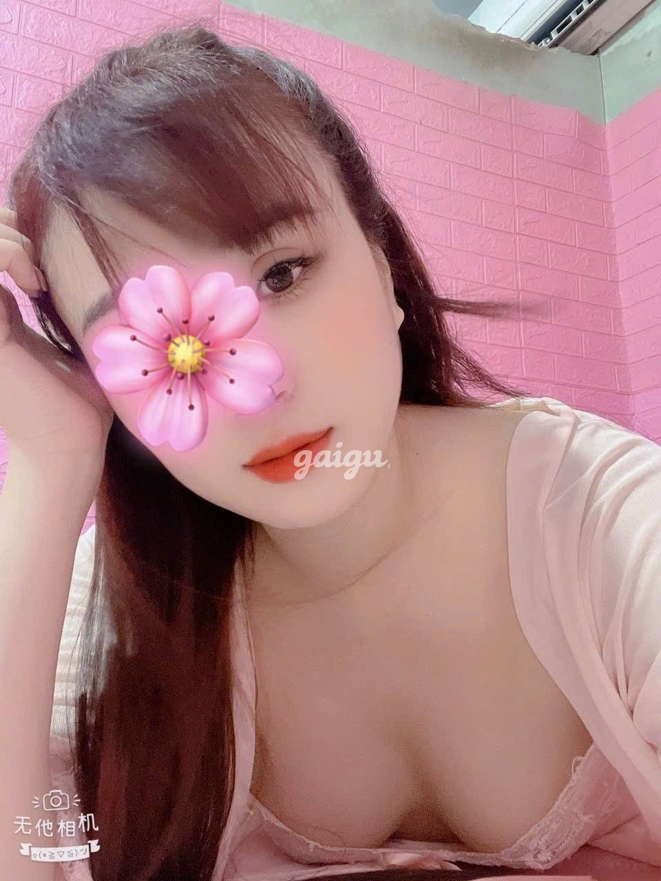 Thùy Linh. Da trắng, dáng hot girl ngày đầu vào đời.